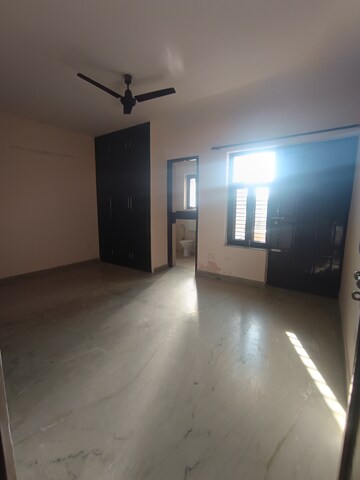 Room in 2 BHK Builder Floor at Sector 9 – for Rent