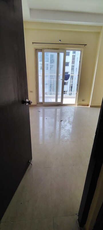 Room in 3 BHK Apartment at Mahagun Moderne, Sector 78 – for Rent
