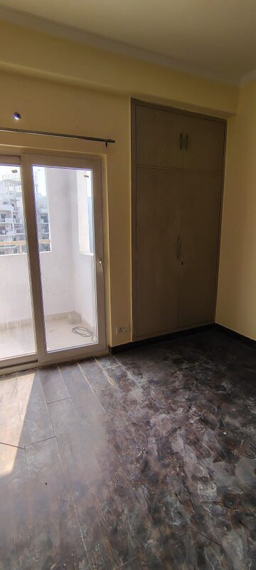 Room in 3 BHK Apartment at Mahagun Moderne, Sector 78 – for Rent