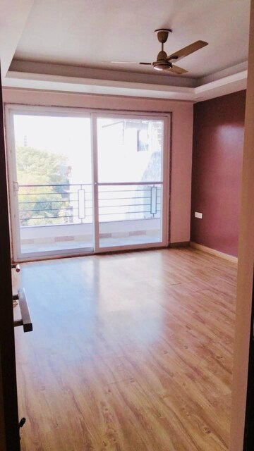 Room in 4 BHK Builder Floor at Ansal Sushant Lok I, Sector 43 – for Rent