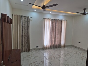 Building Lobby in 3 BHK Builder Floor at Ardee City, Sector 52 – for Rent