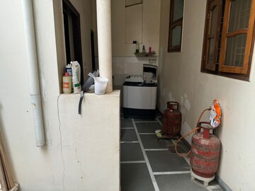 Parking in 5 BHK Independent House at Apna Enclave, Sector 4 – for Sale