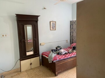Bedroom in 3 BHK Apartment at Nehru Nagar – for Rent