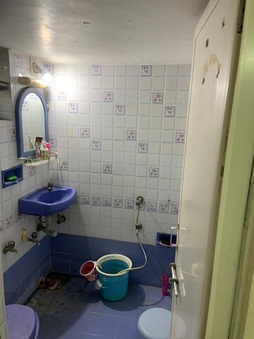Bathroom in 3 BHK Apartment at Nehru Nagar – for Rent