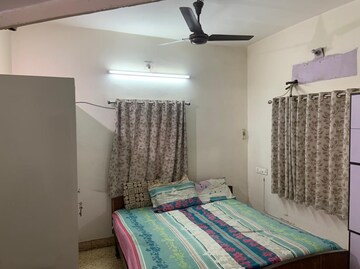 Bedroom in 3 BHK Apartment at Nehru Nagar – for Rent