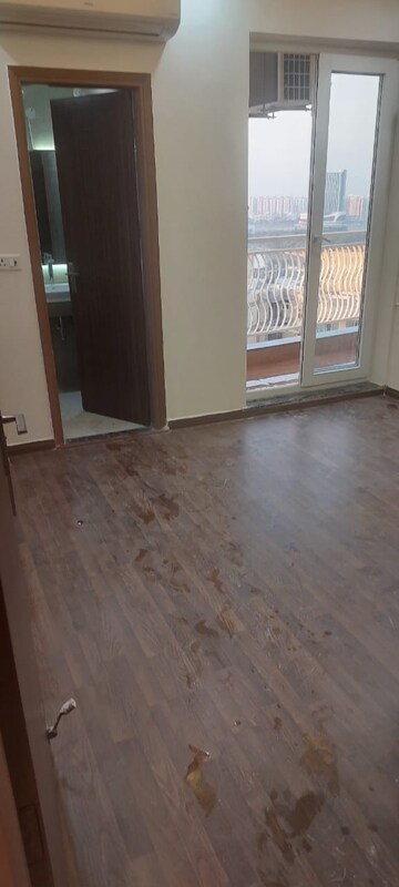 Room in 3 BHK Penthouse at BPTP Terra, Sector 37d – for Sale