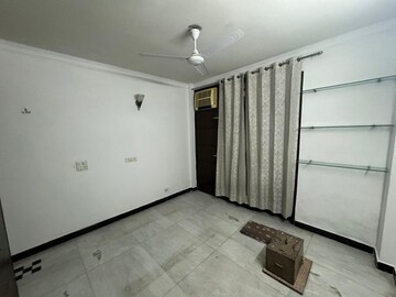 Room in 3 BHK Builder Floor at Kotla Mubarakpur – for Rent