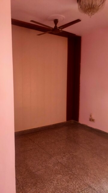 Room in 2 BHK Builder Floor at Sector 37 – for Rent