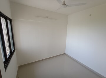 Room in 1 BHK Apartment at Thane West – for Sale