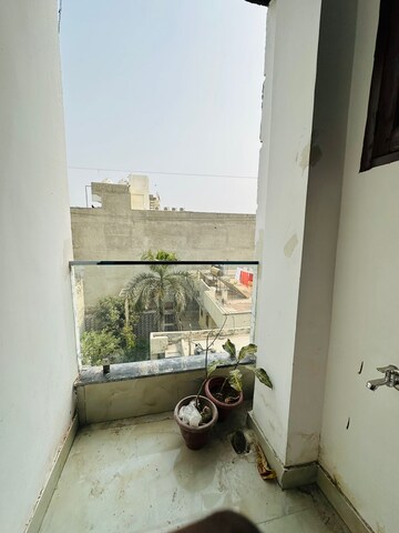 Furnished Amenities in 1 BHK Builder Floor at Paryavaran Complex – for Rent