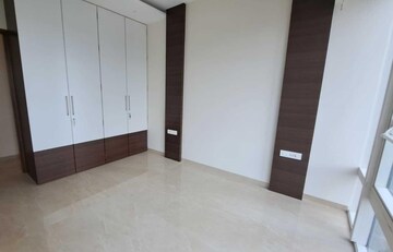 Room in 3 BHK Apartment at Indiabulls Blu, Worli – for Rent