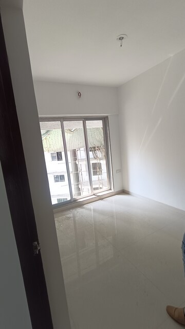 Room in 1 BHK Apartment at Avant Hillway, Goregaon East – for Rent