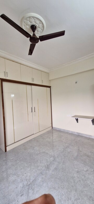 Room in 3 BHK Builder Floor at Kondapur – for Rent