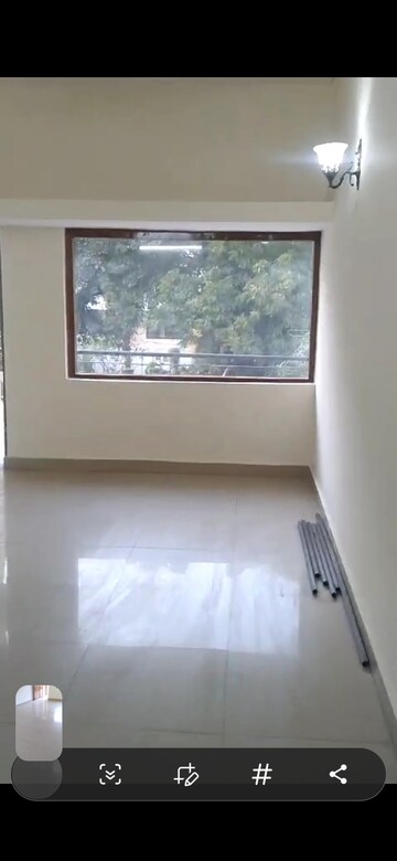 Room in 3 BHK Apartment at Arun Vihar Sector 37, Sector 37 – for Sale