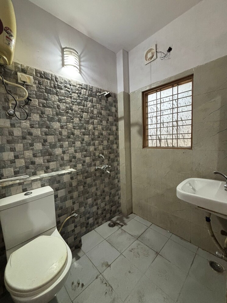 Bathroom, ardee-city 3 Bedroom 250 Sq.Ft. Builder Floor In Sector 52 Gurgaon 7927553