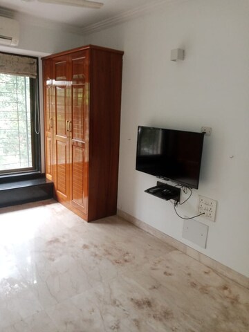 Room in 3 BHK Apartment at Raheja Grande, Bandra West – for Rent