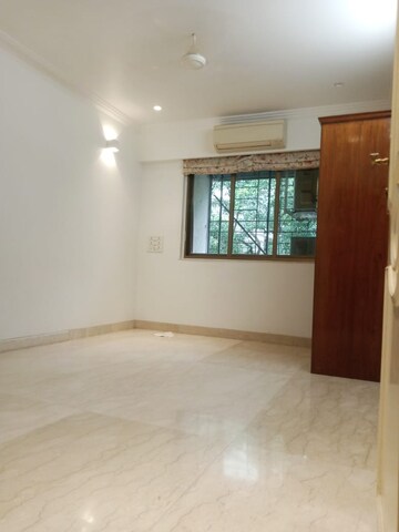 Room in 3 BHK Apartment at Raheja Grande, Bandra West – for Rent
