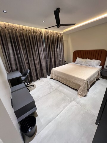 Room in 2 BHK Apartment at Mehr Apartment, Khar West – for Rent