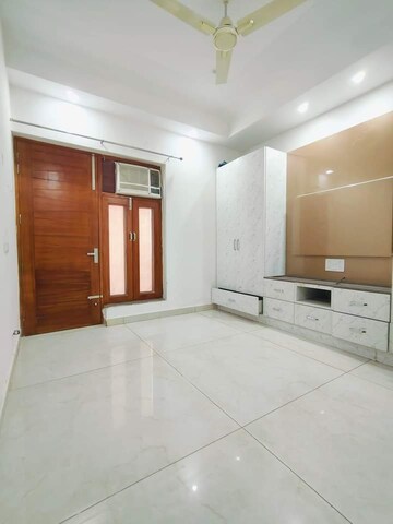 Room in 3 BHK Builder Floor at Sector 15 ii – for Rent