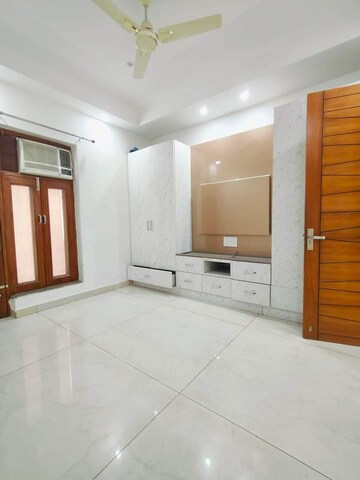 Room in 3 BHK Builder Floor at Sector 15 ii – for Rent