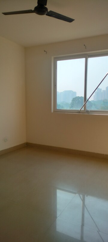 Room in 4 BHK Apartment at Emaar Emerald Floors Premier, Sector 65 – for Rent