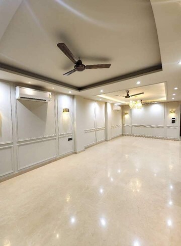 Room in 4 BHK Apartment at Emaar MGF Emerald Hills, Sector 65 – for Rent
