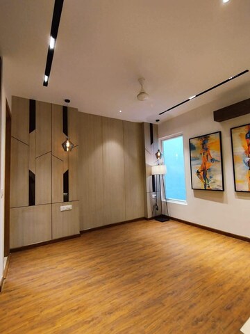 Room in 4 BHK Apartment at Emaar MGF Emerald Hills, Sector 65 – for Rent