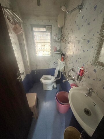 Attached Bathroom in 1 BHK Apartment at Kandivali East – for Rent