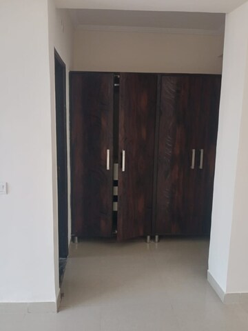 Room in 2 BHK Apartment at Suncity Essel Tower, Sector 28 – for Rent