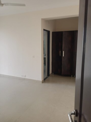 Room in 2 BHK Apartment at Suncity Essel Tower, Sector 28 – for Rent