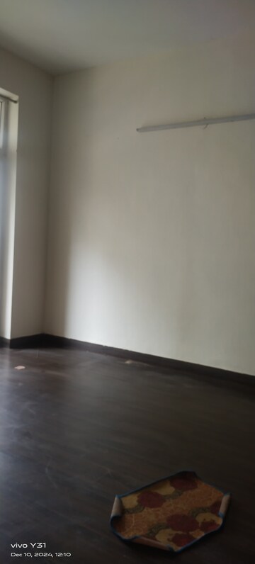 Room in 2.5 BHK Apartment at Sector 16c Greater Noida – for Rent
