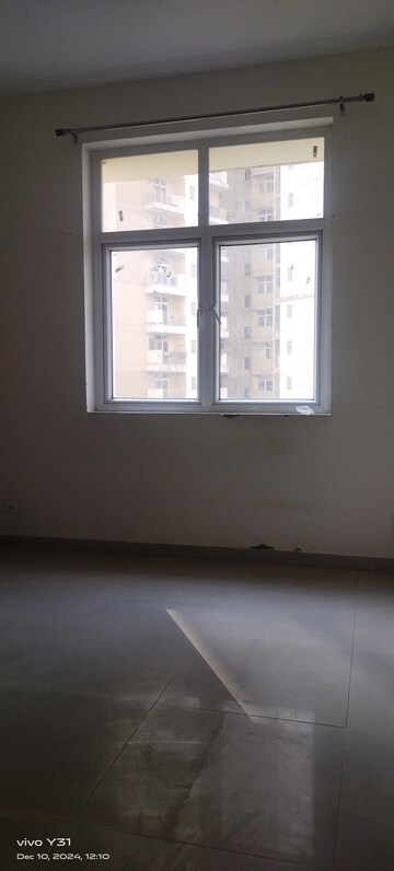 Room in 2.5 BHK Apartment at Sector 16c Greater Noida – for Rent