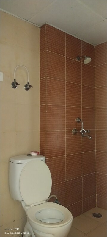 Master Bedroom in 2.5 BHK Apartment at Sector 16c Greater Noida – for Rent