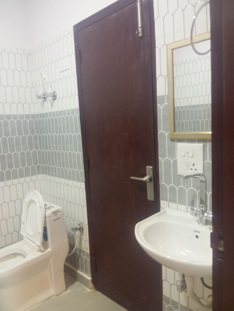Attached Bathroom, gagan vihar 4 Bedroom 200 Sq.Yd. Builder Floor In Gagan Vihar Delhi 7928369