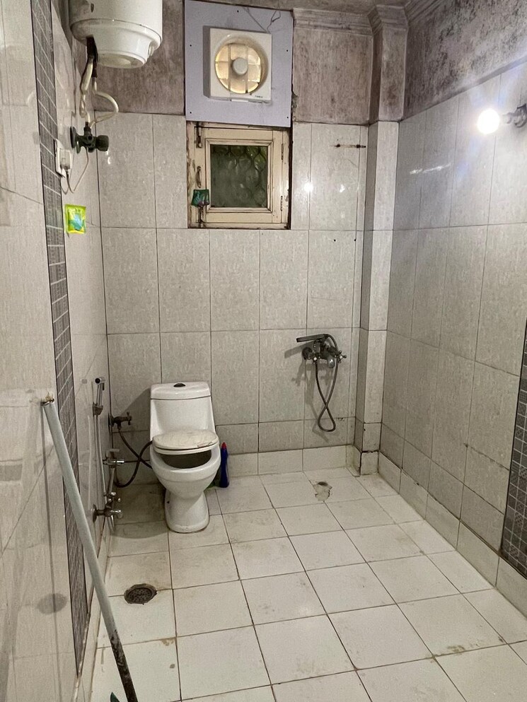 Bathroom, gagan vihar 4 Bedroom 200 Sq.Yd. Builder Floor In Gagan Vihar Delhi 7928369