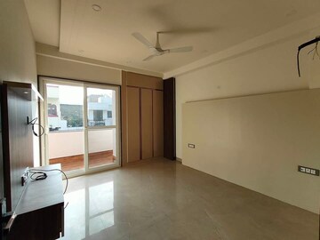 Room in 3 BHK Builder Floor at Sector 9 – for Rent