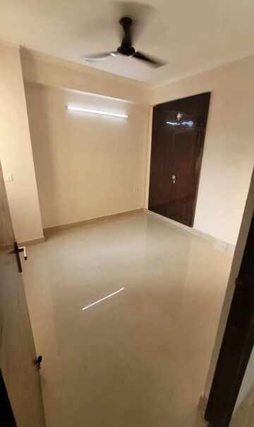 Room in 2 BHK Apartment at Amrapali Golf Homes, Sector 4, Greater Noida – for Sale