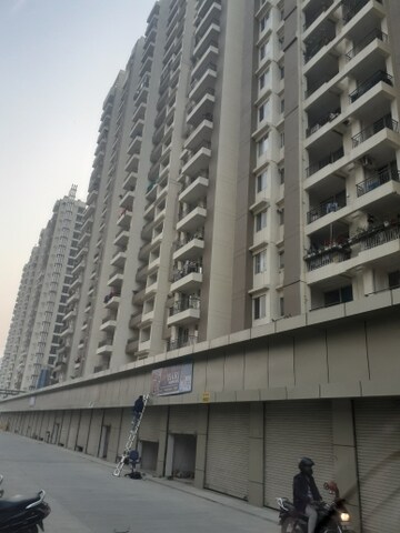 Shop – Exterior View View at Amrapali Golf Homes, Sector 4, Greater Noida - for Rent