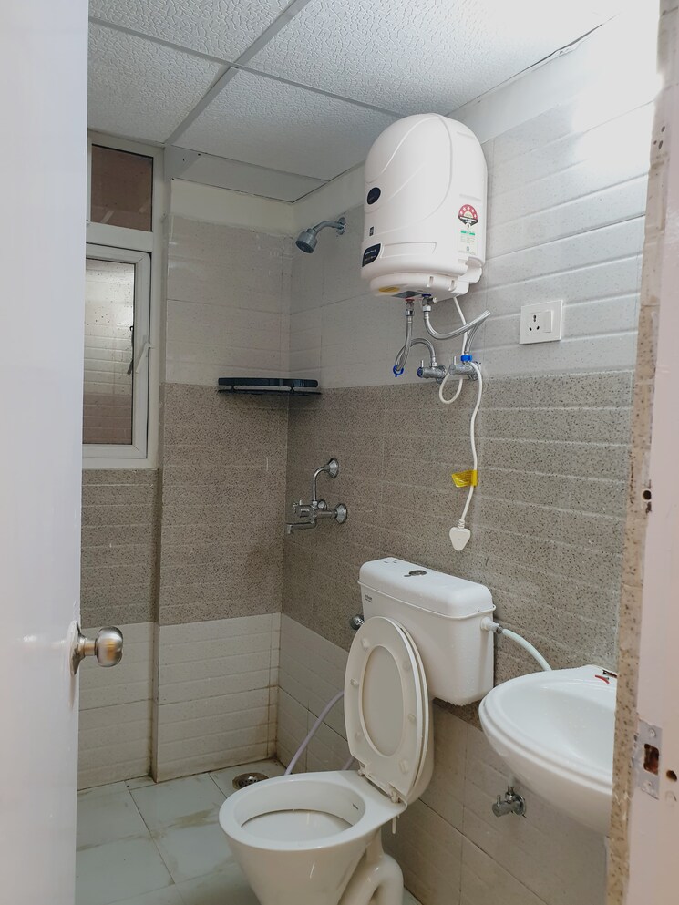 Bathroom, dlf-regal-gardens 3 Bedroom 1721 Sq.Ft. Apartment In Sector 90 Gurgaon 7929059