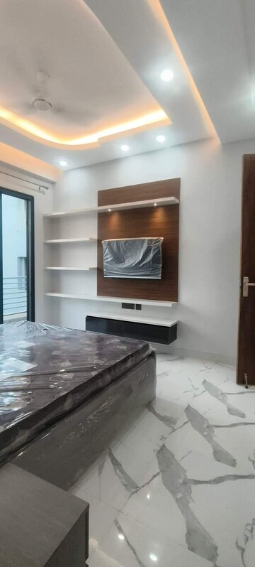 Room in 2 BHK Builder Floor at Sector 9 – for Rent