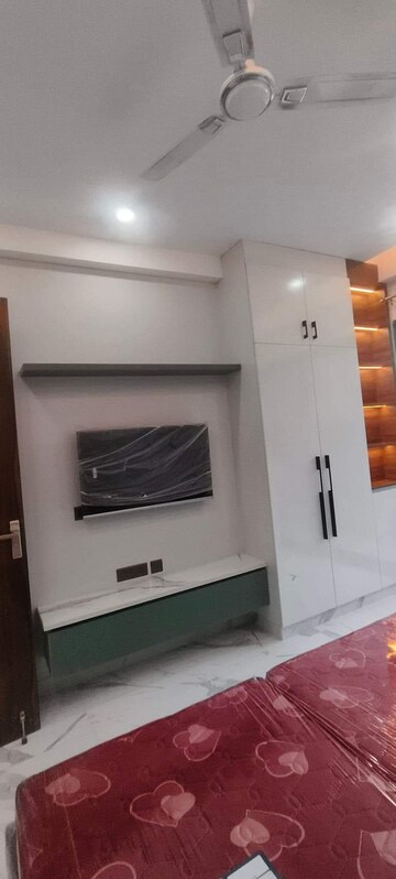 Master Bedroom in 2 BHK Builder Floor at Sector 9 – for Rent