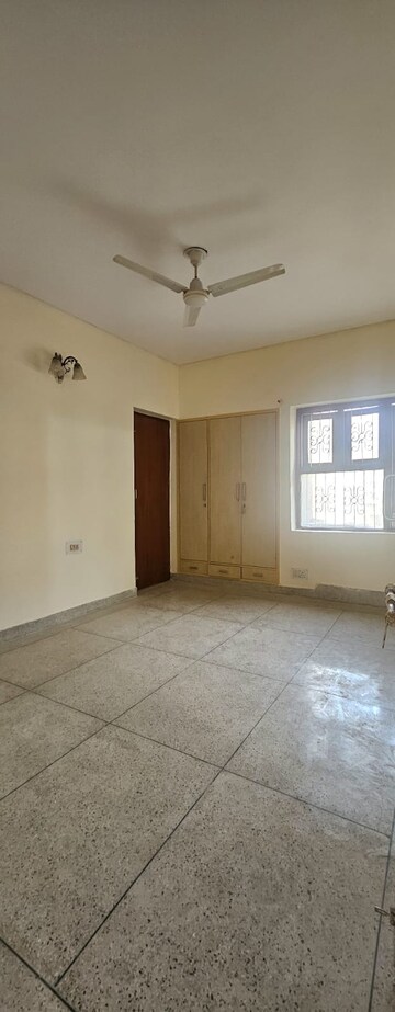 Room in 3 BHK Apartment at Dwarka Mor – for Rent