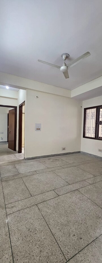 Room in 3 BHK Apartment at Dwarka Mor – for Rent