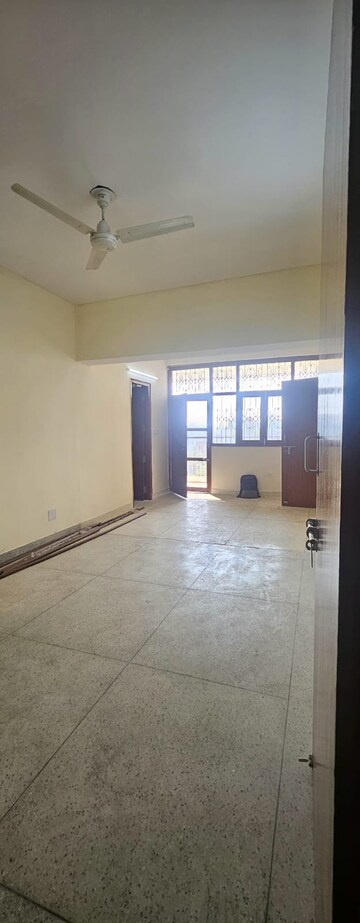 Room in 3 BHK Apartment at Dwarka Mor – for Rent