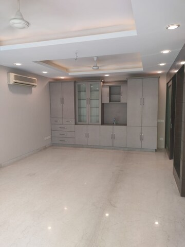 Room in 4 BHK Builder Floor at Green Park – for Rent