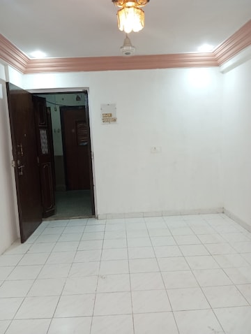 Master Bedroom in 2 BHK Apartment at Alica Nagar CHS, Kandivali East – for Rent