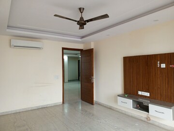 Master Bedroom in 3.5 BHK Builder Floor at Ardee City, Sector 52 – for Sale