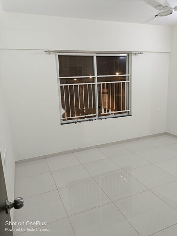 Room in 3 BHK Apartment at Kolte Patil R10, Hinjewadi – for Rent