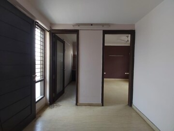 Room in 2 BHK Builder Floor at RWA Residential Society Sector 46, Sector 46 – for Rent