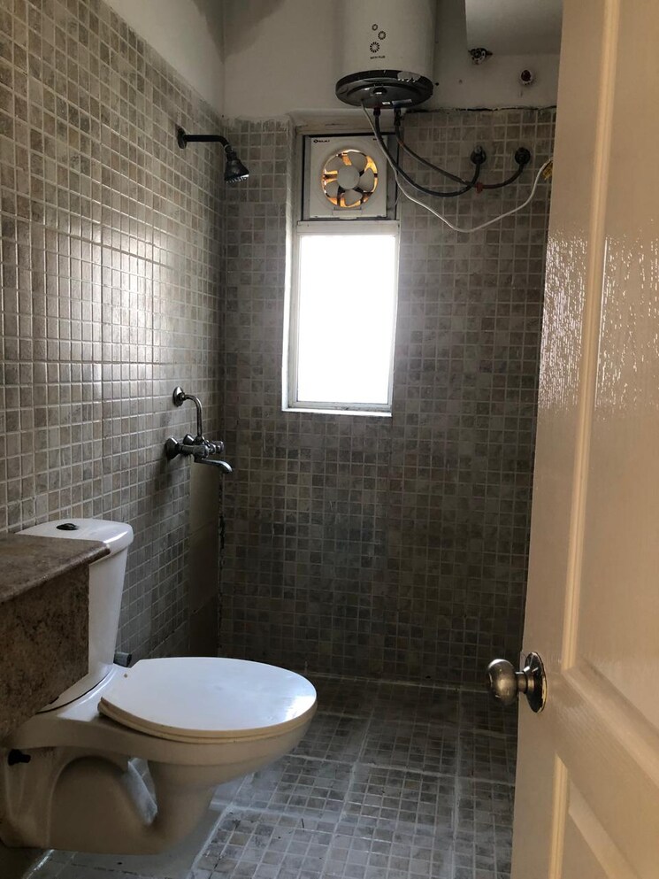 Bathroom, paras-tierea 2 Bedroom 825 Sq.Ft. Apartment In Sector 137 Noida 7931159